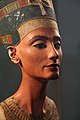 Թագուհի Նեֆերտիտին՝ Էյեի դուստրը, ամուսնացել է Էխնաթոնի հետ։ Արքունիքի առօրյա կյանքում նա շուտով հասել է Մեծ թագուհուց մինչև համառեգենտի դերի։ Հնարավոր է նաև, որ նա կառավարած լինի Եգիպտոսը որպես փարավոն Նեֆերնեֆերուատեն։