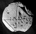 研究者からは「YBC 7289」と呼ばれているバビロニアの粘土板（紀元前1800-1600年頃のもの）。 2の平方根。近似値は60進法で4桁、10進法では約6桁に相当する。1 + 24/60 + 51/602 + 10/603 = 1.41421296... [1]。