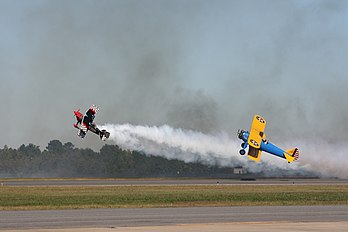 Le Red Star et le Dragon s'affrontent lors d'un spectacle de voltige aérienne à Jacksonville (Floride, États-Unis). (définition réelle 3 888 × 2 592)