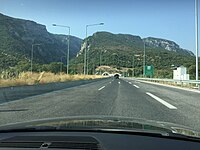 Ο Αυτοκινητόδρομος κοντά στην Ραψάνη, στην βόρεια είσοδο της Σήραγγας Τ2 Τεμπών