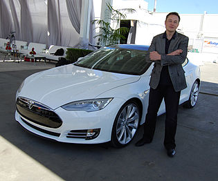 Musk Tesla Model S-i kõrval (2011)