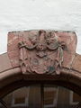 Schlussstein des Eingangsportals mit dem Wappen des Heinrich von Bertram, dessen Initialen und der Jahreszahl 1715
