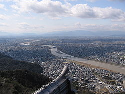 Permandangan panoramik Dataran Nōbi dengan Bandar raya Gifu, Wilayah Gifu kelihatan dari atas Istana Gifu