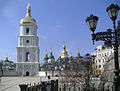 La torre-campanar i portal d'entrada al complex de la Catedral de Santa Sofia.