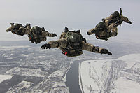 Militares das Forças Especiais realizando um salto HALO