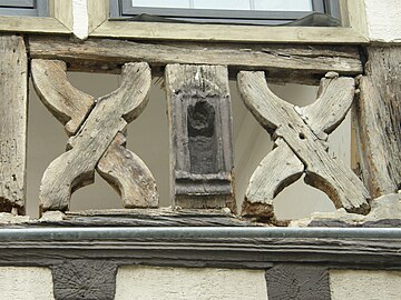 典型的聖安德魯十字裝飾，在這個裝飾之間還有基督教的聖人像，宛若一個小小的神龕