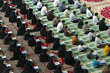عکس از ردیف های جداگانه زن و مرد در اماکن مذهبی و مساجد ایران
