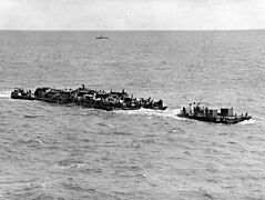 Flere pontongflåter koblet sammen, losser fra større skip, 6. juni 1944 (stor versjon)