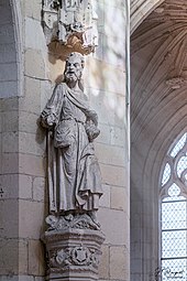 Contre le pilier gauche à l'entrée de l'abbaye de Saint Riquier (Somme - France)