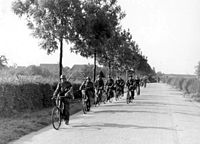 Війська СС наступають на велосипедах у 1944 році