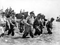27. Douglas MacArthur tábornok a partra gázol Leyte-nél, a fülöp-szigeteki partraszálláskor (javítás)/(csere)