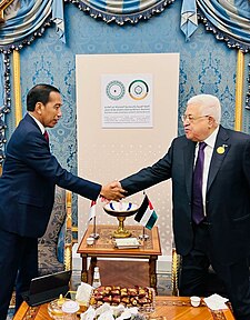 Jokowi dan Presiden Otoritas Nasional Palestina, Mahmoud Abbas, berjabat tangan.