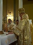 Östkatolsk Biskop celebrerar den gudomliga liturgin i en grekisk-katolsk kyrka i Prešov, östra Slovakien.