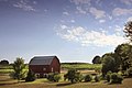 Une ferme pastorale avec un hangar agricole rouge typique, situé au nord du Michigan, aux États-Unis.