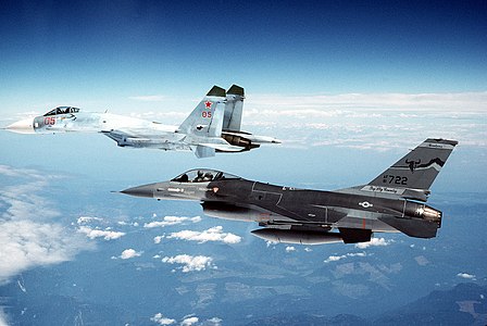 Sovyet Hava Kuvvetleri'ne bağlı Su-27 Flanker, bir hava şovuna katıldıktan sonra ABD'nin Montana Hava Ulusal Muhafızı'na bağlı F-16C Fighting Falcon tarafından refakat edilerek Kanada sınırına doğru uçarken (Washington eyaeltinin Paine Field Havaalanı üzerinde, 1 Ağustos 1990). (Üreten: Fernando Serna)