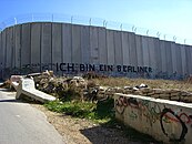 Israels barriär på Västbanken är planerad att bli 720 km lång och kallas av Israeliska myndigheter "säkerhetsstängsel" eller "Antiterrorstängsel". Bilden är tagen 2007 längs vägen till Betlehem.
