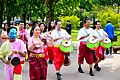 ชาวกัมพูชากำลังเต้นและตีกลองยาวในโจลชนัมทเมย