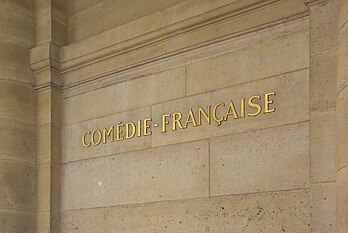 Le nom de « Comédie-Française », sur un mur du Palais-Royal. (définition réelle 3 010 × 2 019)