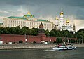 نمایی از کاخ کرملین و رودخانه مسکو. این کاخ هم‌اکنون اقامتگاه رسمی رئیس جمهور روسیه است.