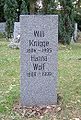VdN-Granitstele auf einem Grab (hier Hanna Wolf) im VdN-Ehrenhain auf dem Friedhof Pankow III