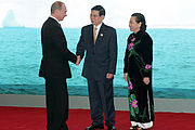 Tổng thống Vladimir Putin và Chủ tịch nước Nguyễn Minh Triết cùng với phu nhân Trần Thị Kim Chi tại hội nghị APEC