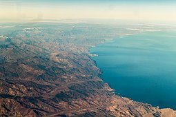A Földközi-tenger partja a Rif-hegységgel a magasból nézve