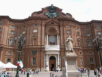 La façade du palais.