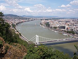 O Danubio en trescruzando Budapest