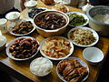 Διάφορα πιάτα της παραδοσιακής κινεζικής μαγειρικής, με ρύζι, γαρίδες, μελιτζάνες, τόφου, πάπια, κ.α.