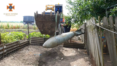 Le service d'urgence de l'Ukraine retire une bombe aérienne guidée non explosée FAB-500 trouvée dans le raïon de Zaporijjia.