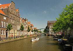 Oude Rijn ("Vanha Rein") virtaa Leidenin halki