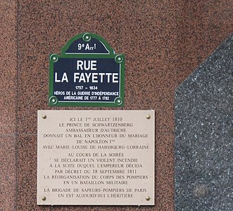 Plaque de rue sous laquelle une plaque commémorative rappelle l’origine de l’organisation militaire de la brigade des sapeurs-pompiers de Paris.