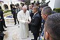 Papa Francesco indossa la greca il 9 settembre 2017 durante il suo viaggio apostolico in Colombia. In particolare, nella foto, il pontefice saluta un membro del personale della Polizia di Stato della Colombia