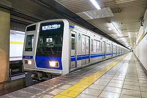 新桜台駅に到着する6000系（2022年10月）