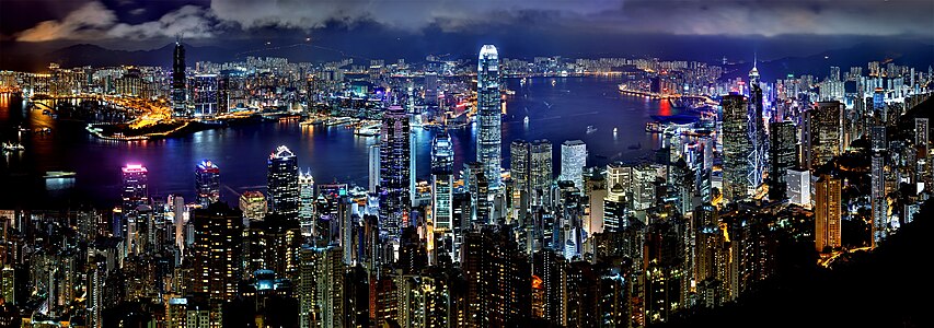 Гонконг відомий як космополітичний мегаполіс.
