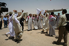 Férfiak hagyományos öltözetben ünnepelnek Haditha közelében