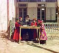 21.7 - 27.7: Figlialanzas giudaics cun lur scolast a Samarkand. Ina fotografia en colurs dalla Russia da Sergei Mikhailovich Prokudin-Gorskii pressapauc 1909 a 1915.
