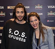 Photo de Salvador Sobral portant son pull-over S.O.S Refugees lors de la conférence de presse suivant la première demi-finale.