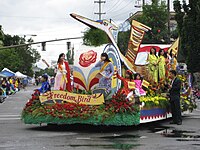 Xe hoa của cộng đồng người Việt tại Oregon tham gia lễ hoa hồng Portland ngày 6 tháng 6 năm 2009