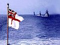 Vlajka britského námorníctva na vojnovej lodi.