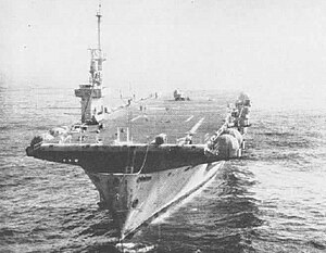 標的艦として曳航される「マカッサル・ストレイト」（1958 - 61年の間に撮影）
