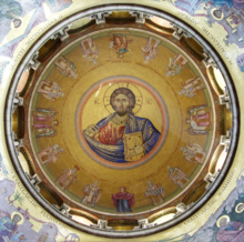 למעלה: הצלב, סמל הנצרות למטה: תמונת ישו מוקף בקדושים ומלאכים בכנסיית הקבר, ירושלים