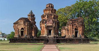 Le Prasat Sikhoraphum, temple khmer bâti par le roi Suryavarman II pour le culte hindouiste. (définition réelle 2 560 × 1 315)