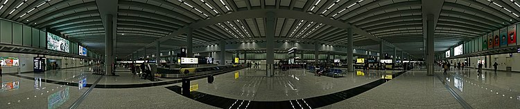 300-градусная панорама зала выдачи багажа в международном аэропорту Гонконга около полуночи.