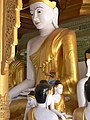 English: Statue of Lord Buddha, Shwedagon Pagoda Deutsch: Buddha Statue, Shwedagon-Pagode
