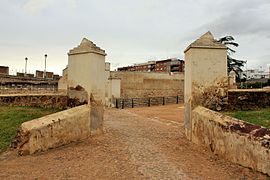Salida de la Puerta de San Vicente hacia camino cubierto al fuerte de San Critóbal.