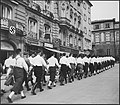 Stoupenci nacismu pochodují ulicemi Salcburku, březen 1939