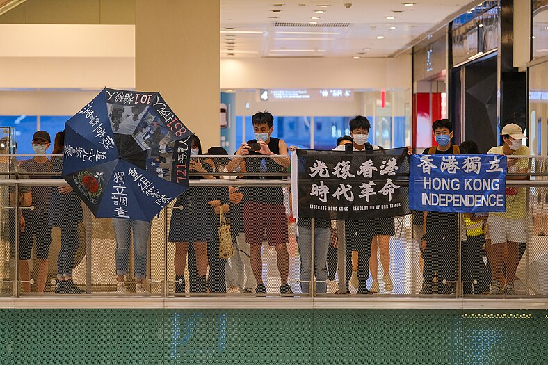 示威者展示「光復香港 時代革命」旗幟