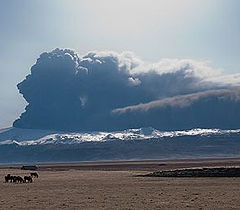 2010-04-17: The ash plume from the second eruption in Eyjafjallajökull seen from Fljótshlíð 1