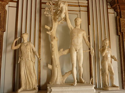 Autres statues présentes dans la salle, dont un "chasseur au lièvre" (au centre) et Harpocrate (à droite).